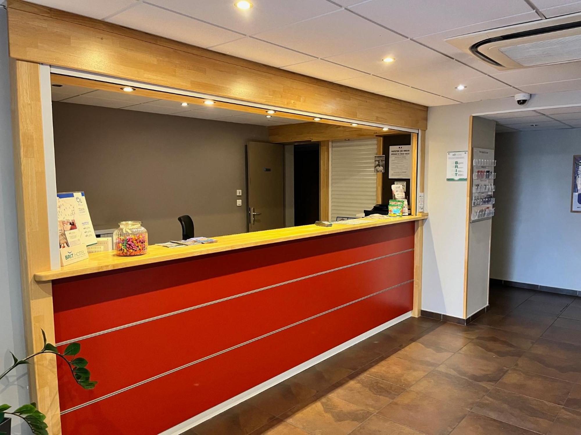 Brit Hotel Confort Montauban Buitenkant foto