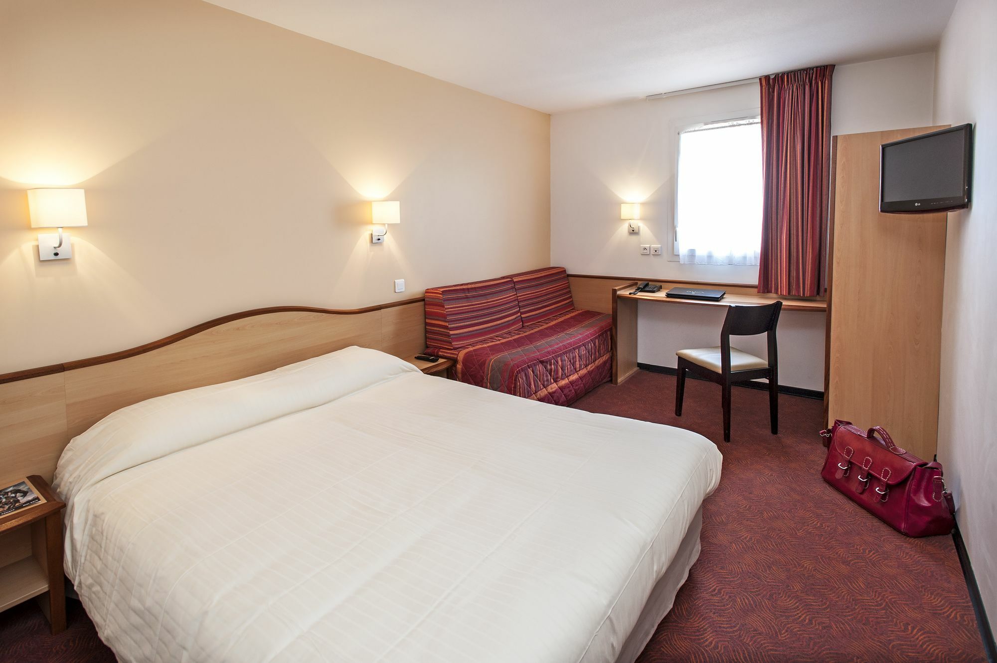 Brit Hotel Confort Montauban Buitenkant foto